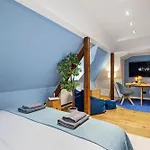 Edler Wohnraum Modernes Vorstadtstudio Mit Emma-bett, Garten & Kaffeevollautomat * Zwickau