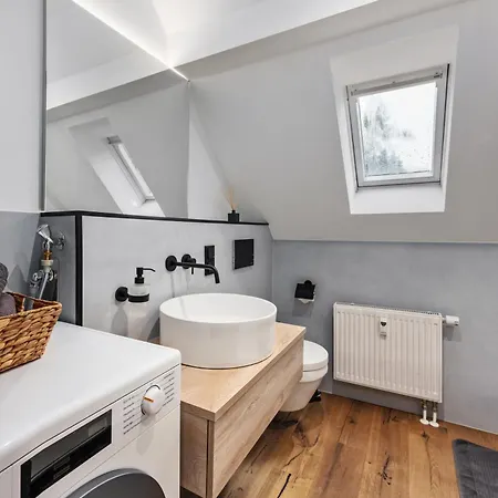 Edler Wohnraum Modernes Vorstadtstudio Mit Emma-bett, Garten & Kaffeevollautomat アパート *