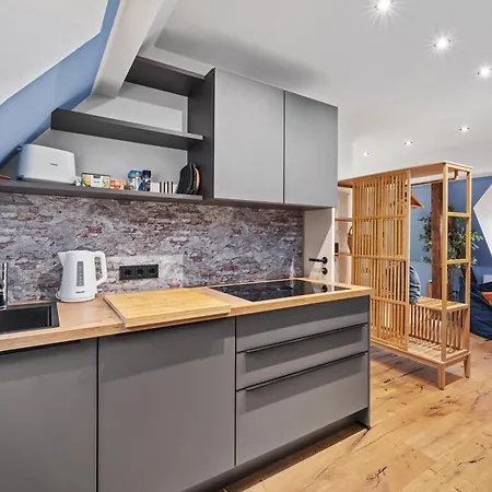 Edler Wohnraum Modernes Vorstadtstudio Mit Emma-bett, Garten & Kaffeevollautomat 츠비카우