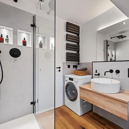 Edler Wohnraum Modernes Vorstadtstudio Mit Emma-bett, Garten & Kaffeevollautomat